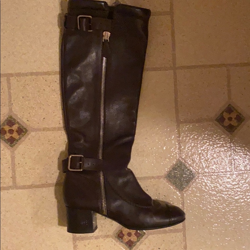 Brown leather Chanel boots! - Picture 6 of 7